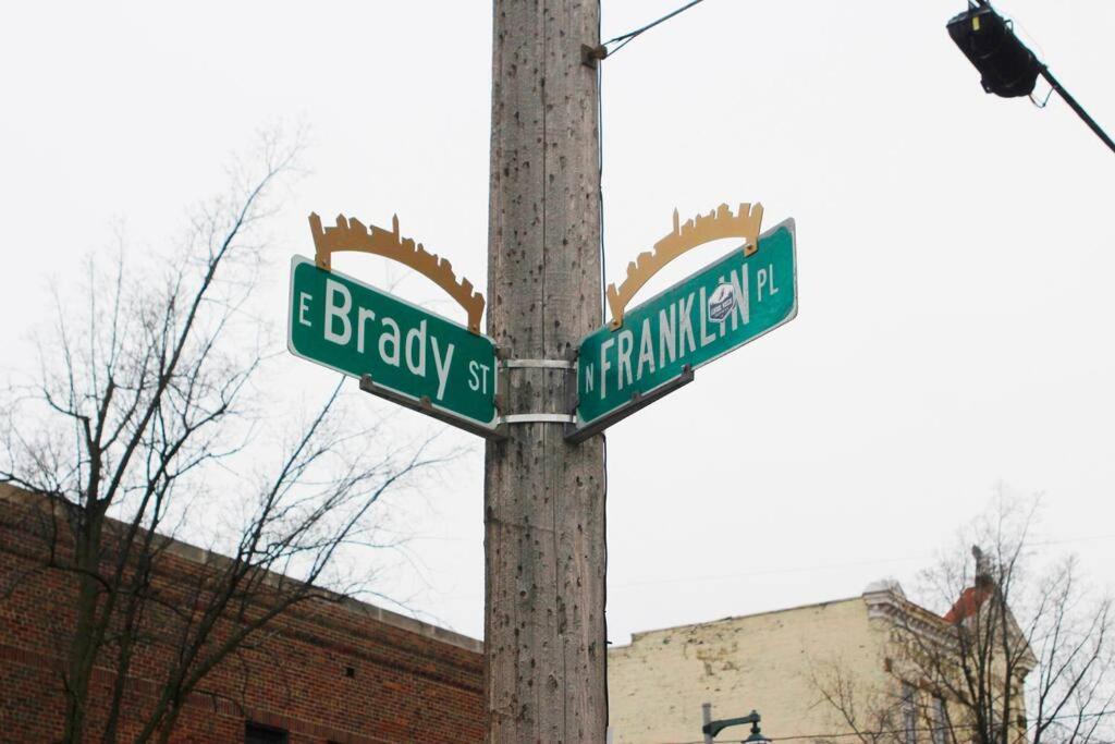 Renovated Brady St. Classic Milwaukee Exterior foto